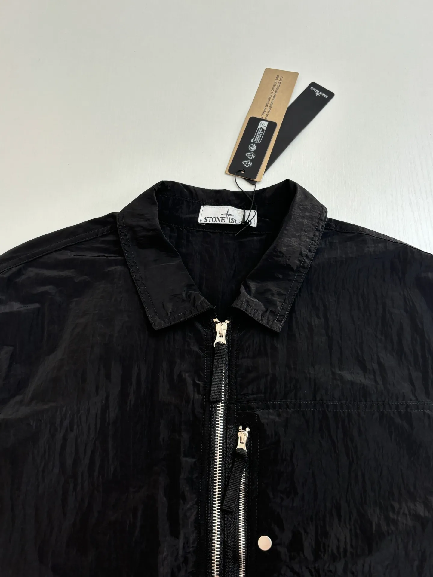 🅿️560 Stone Lslan*/Stone Island Arm Sleeve Logo Jacket Jacket Made of woven nylon fiber, it is extremely lightweight, durable and wear-resistant. During the spinning process, the nylon fiber is steam treated to obtain a texture comparable to organic fiber. Multiple work pockets are hand-sewn. A finished product is very time-consuming and labor-intensive. Just to pursue the most perfect texture. The classic logo square badge on the placket is quilted and thickened, windproof and warm. A full set of special buttons and hardware accessories, original YKK zippers, and waterproof fabric.  Size：S/M/L/XL